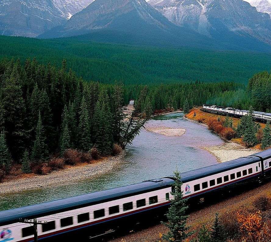 Egy hosszú vonat halad át a hegyeken online puzzle