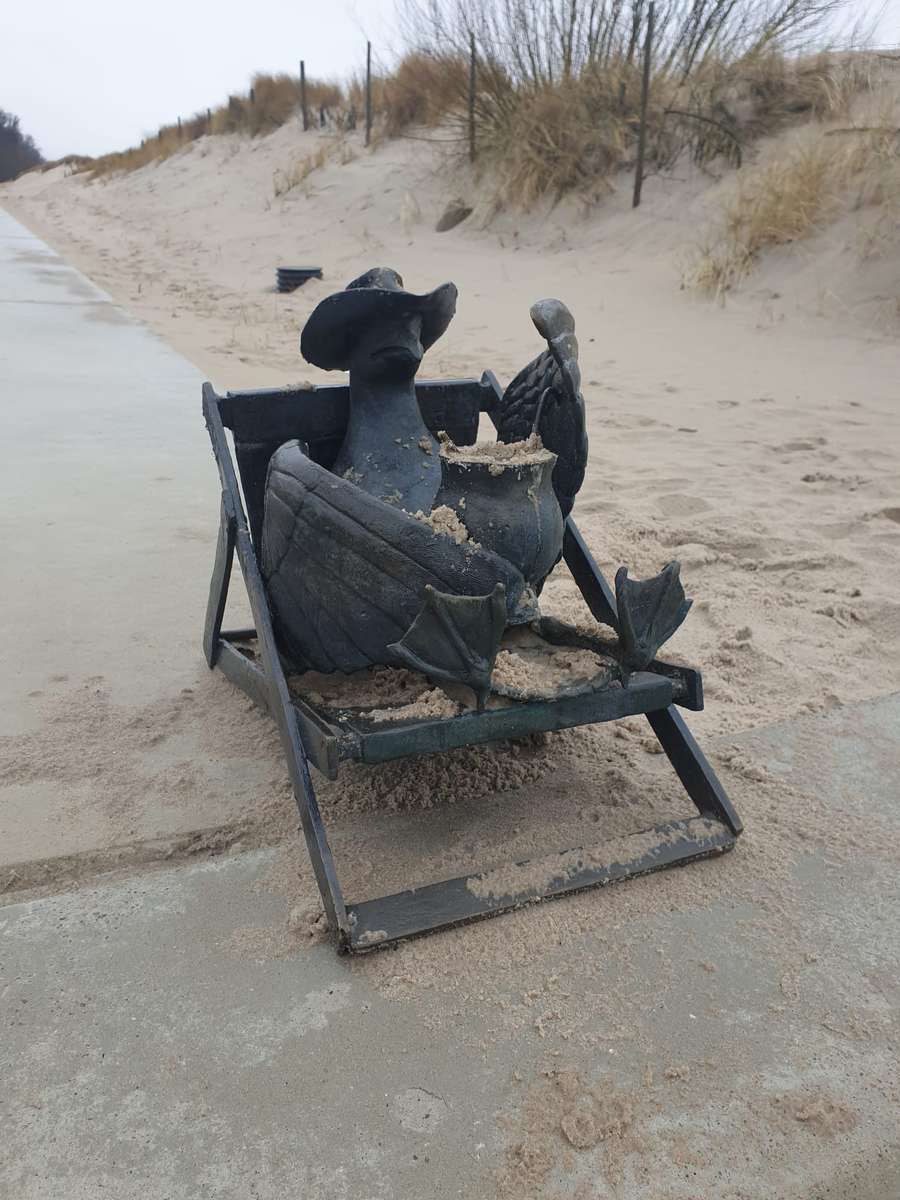 чайка и шезлонг на пляже пазл онлайн