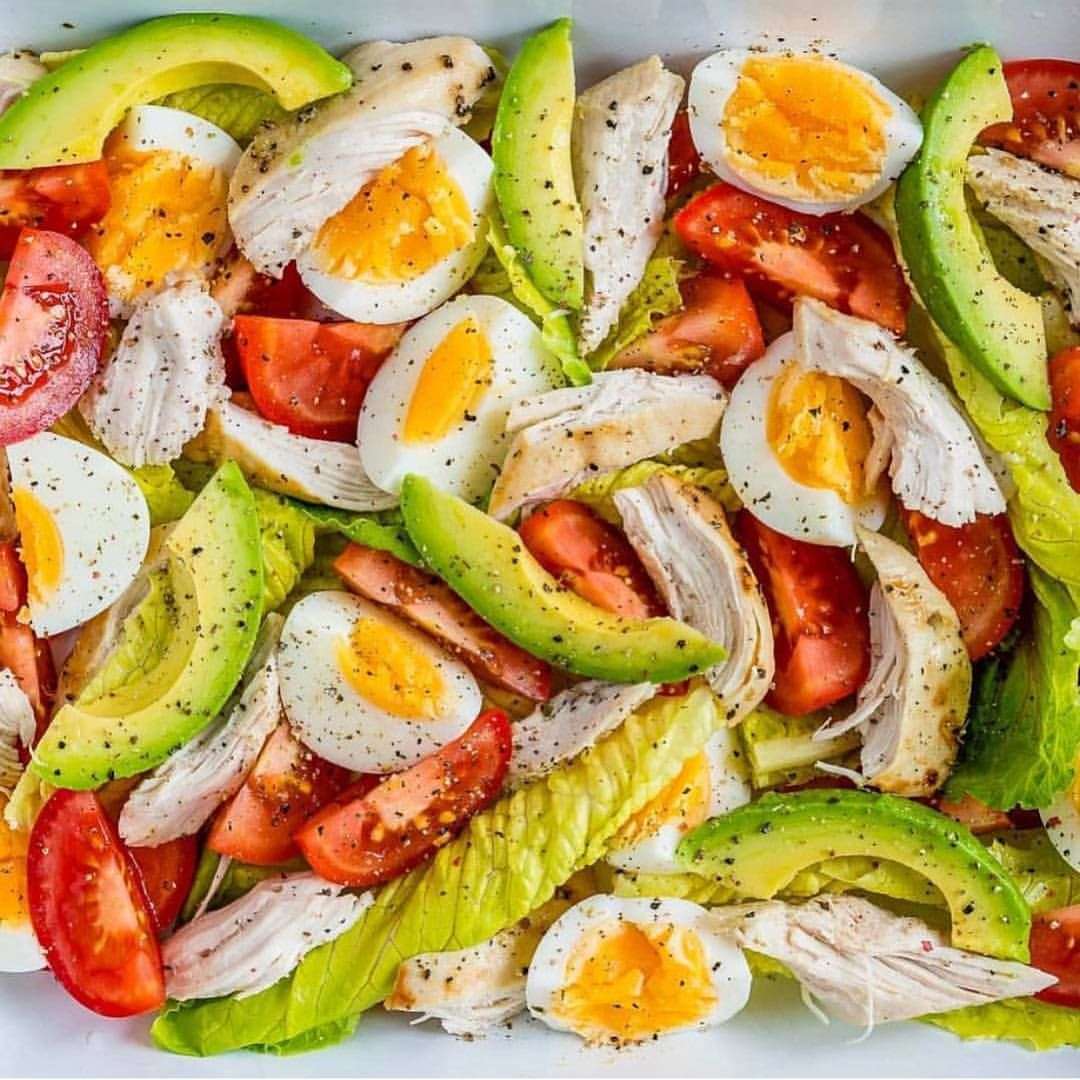 Insalata di avocado, uova e pollo puzzle online