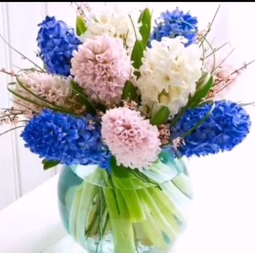 bílá a modrá voňavá kytice skládačky online