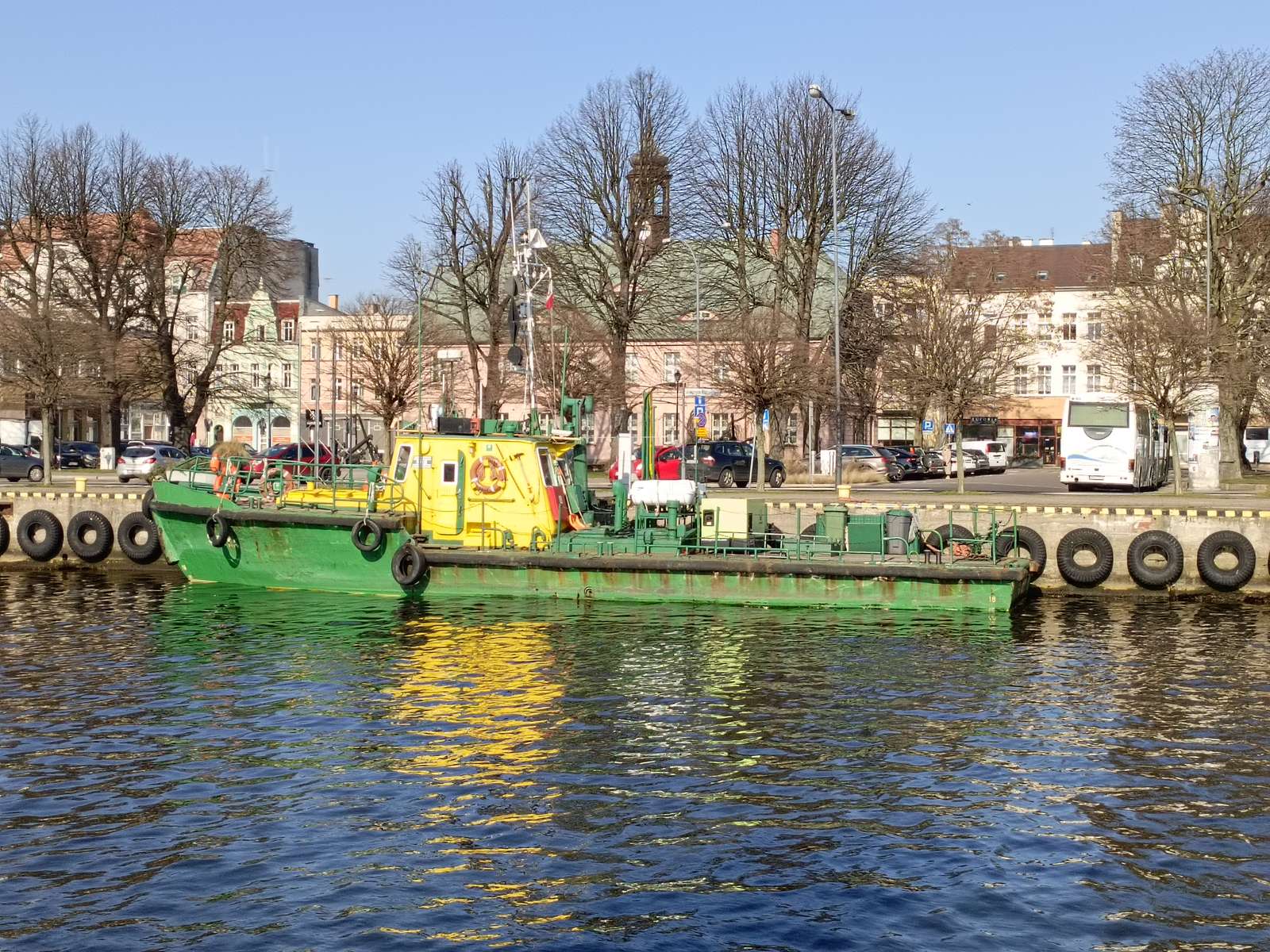 Grünes und gelbes Schiff Puzzlespiel online