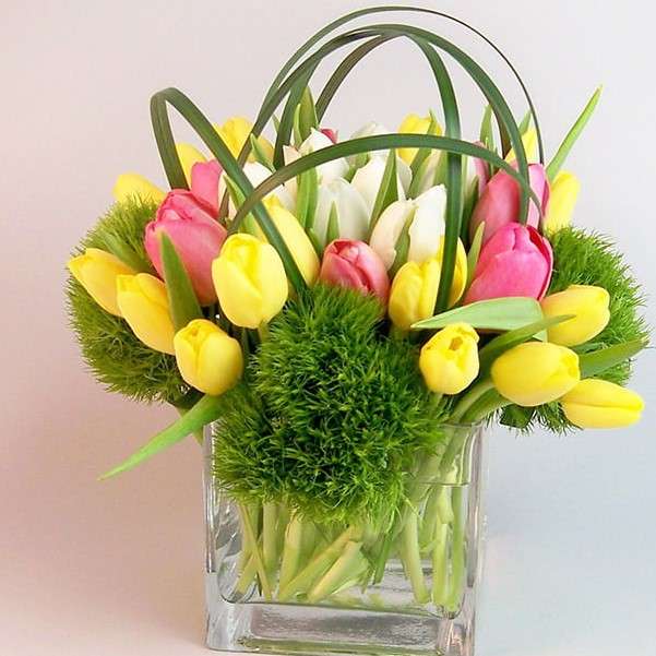 Pequeños tulipanes en un jarrón de cristal. rompecabezas en línea