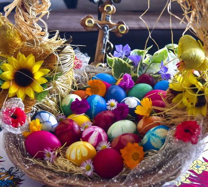 Ovos pintados em uma cesta puzzle online