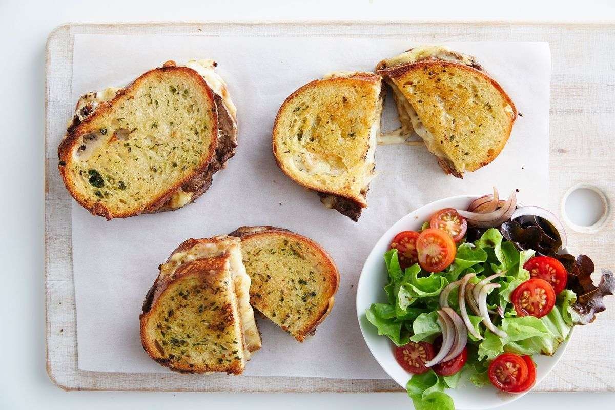 Sandvișuri cu friptură cu pâine cu usturoi jigsaw puzzle online