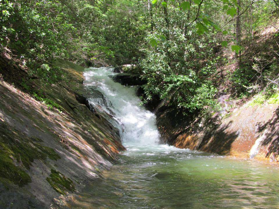Mountain Creek och vattenfall pussel på nätet