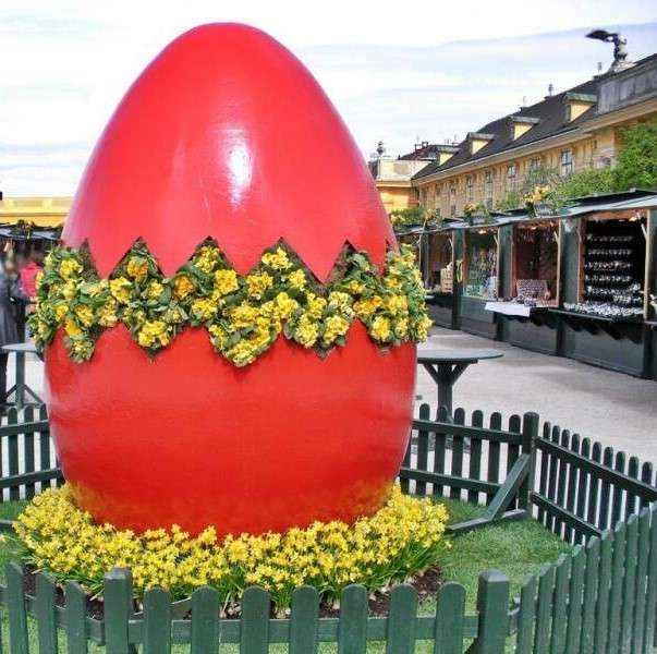 Gran huevo de Pascua en la ciudad. rompecabezas en línea