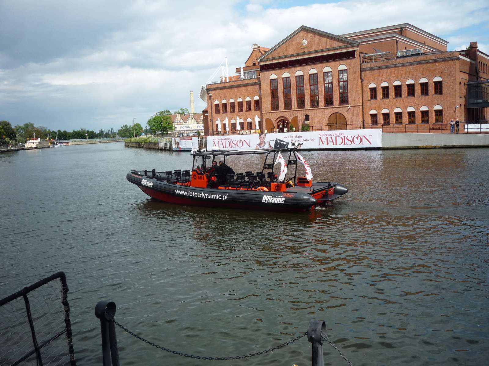 Motorbåt på Motławafloden i Gdańsk, 2009. pussel på nätet
