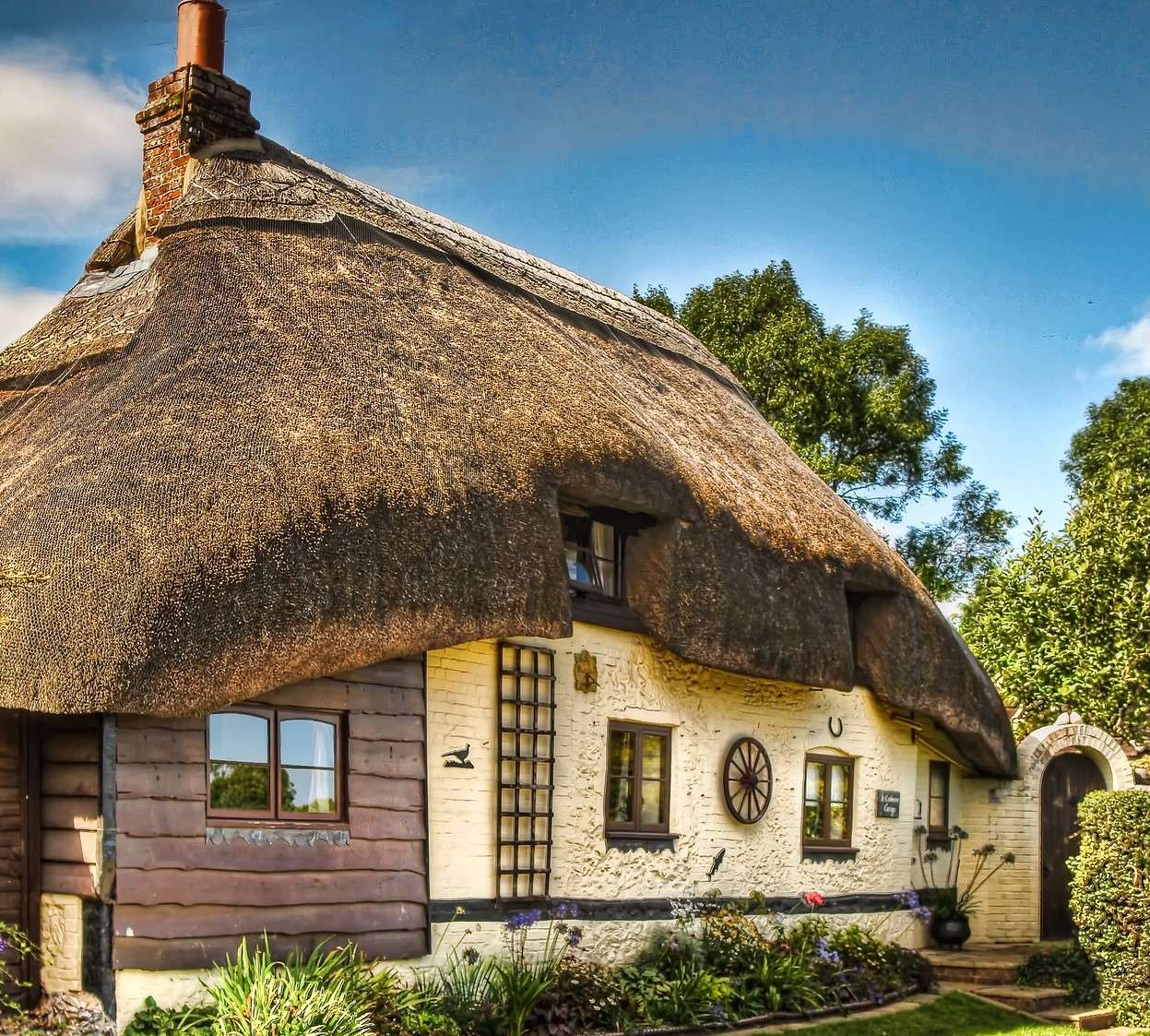 Huisje met rieten dak in het dorp Longstock legpuzzel online