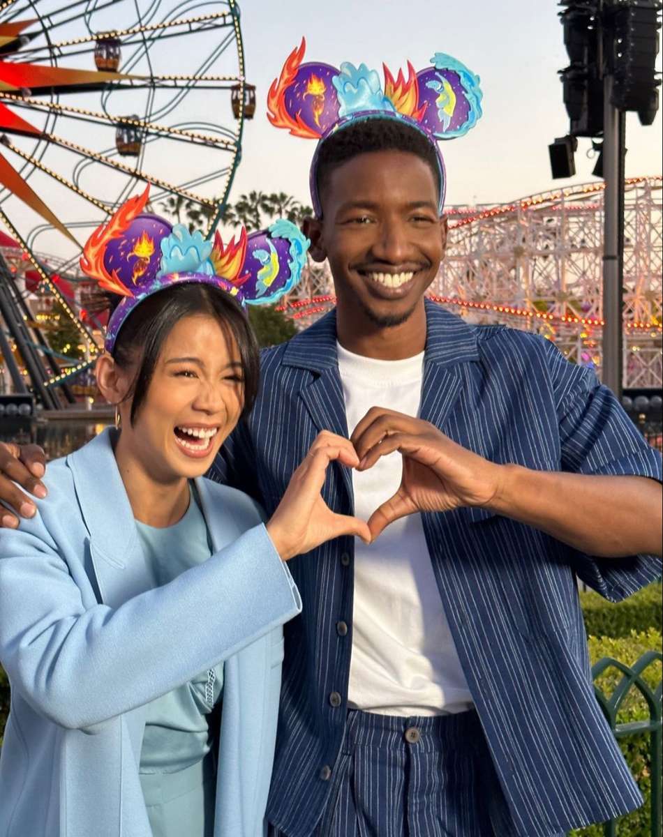 Leah Lewis és Mamoudou Athie a Disneylandben kirakós online