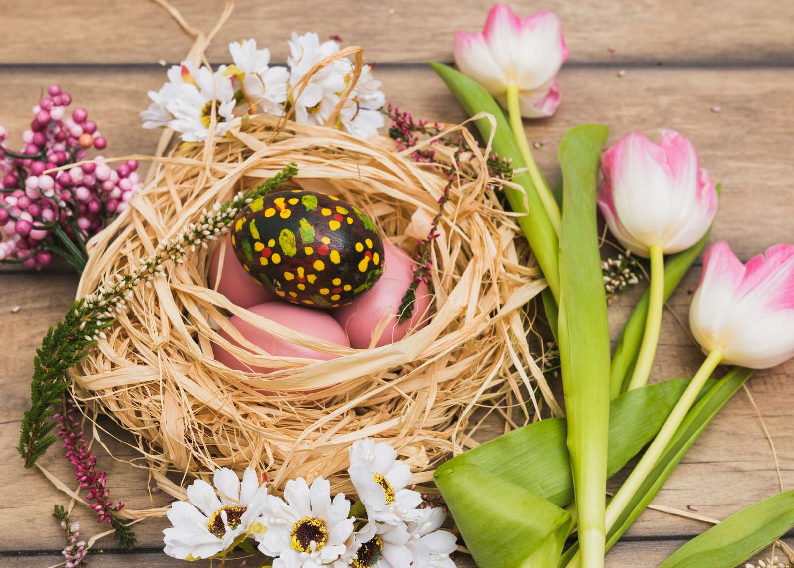 Ouă de Paște și flori de primăvară puzzle online