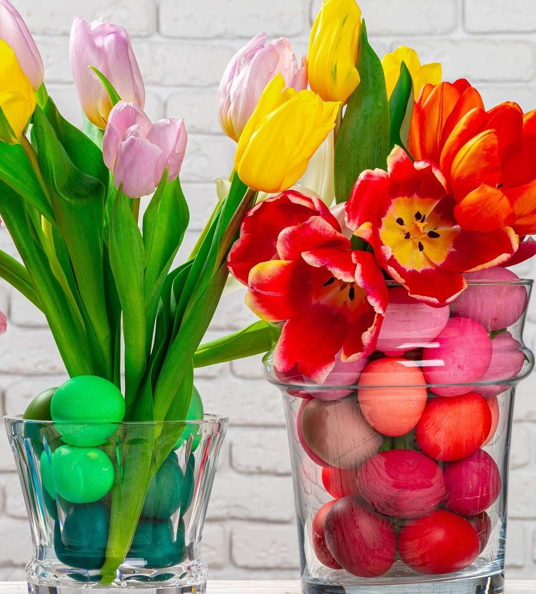Easter eggs in a glass vase jigsaw puzzle online