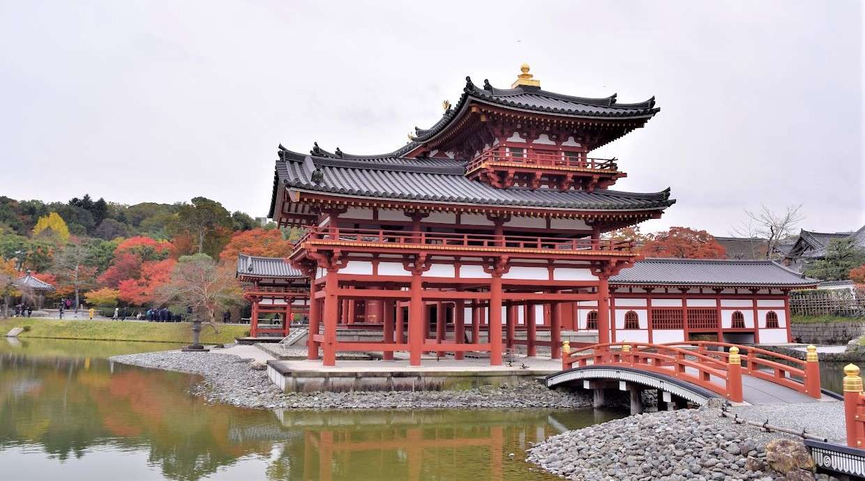 Templo Byodo-in durante la temporada de hojas de otoño rompecabezas en línea