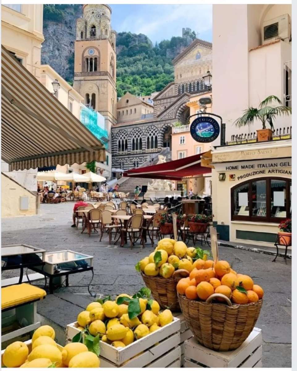 A praça principal da cidade de Amalfi quebra-cabeças online