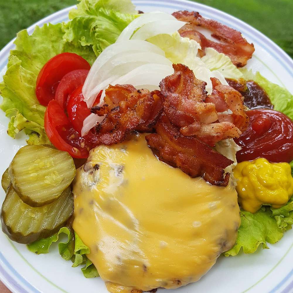 Cheeseburger con bacon senza panino puzzle online