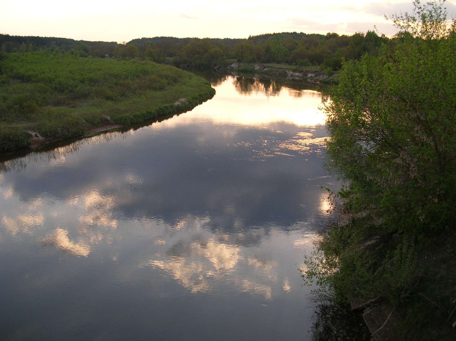 El río Uzh en Polesie, puesta de sol rompecabezas en línea
