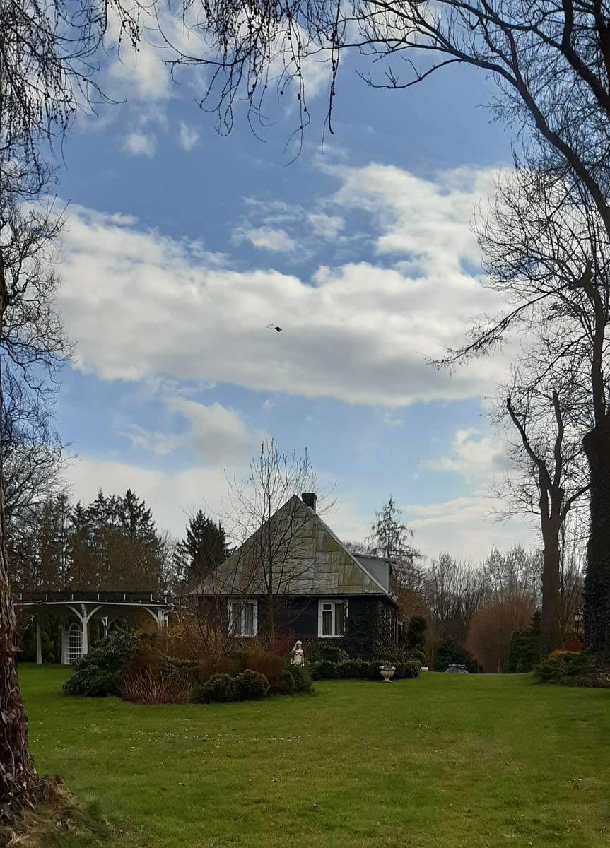 cielo, nubes y casa en Nałęczów rompecabezas en línea