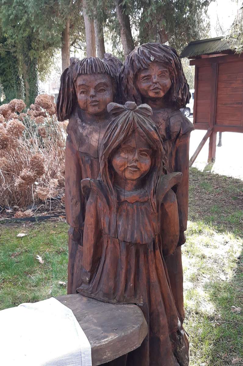 wooden figurines of children in Nałęczów jigsaw puzzle online