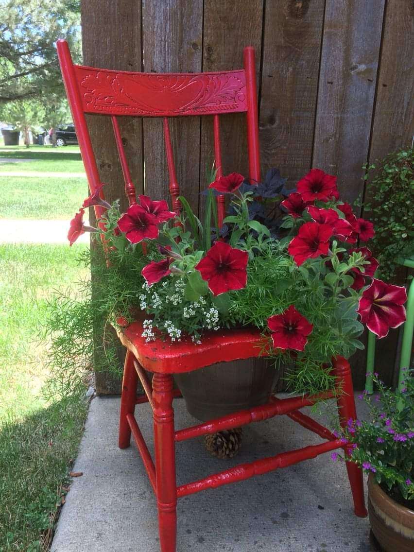 Червен стол онлайн пъзел