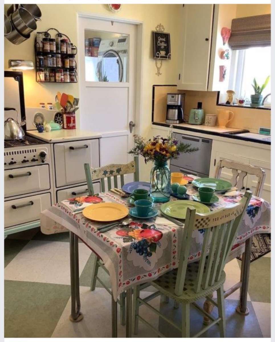 Table de cuisine pittoresque dressée pour un repas. puzzle en ligne