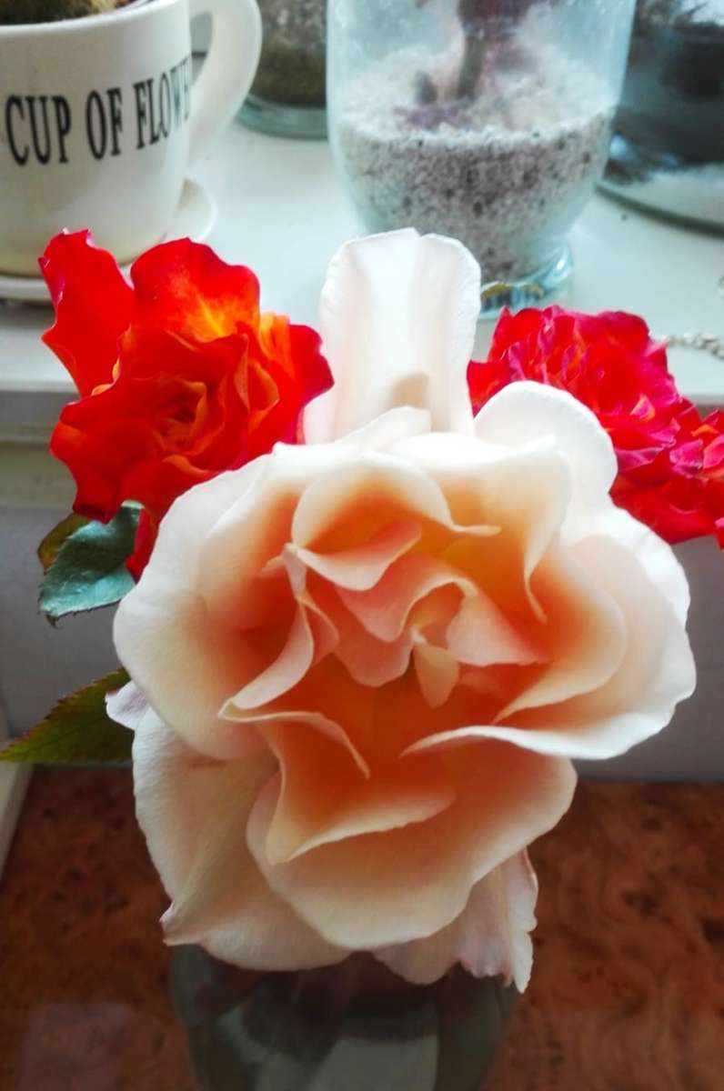 virágok egy vázában az asztalon online puzzle