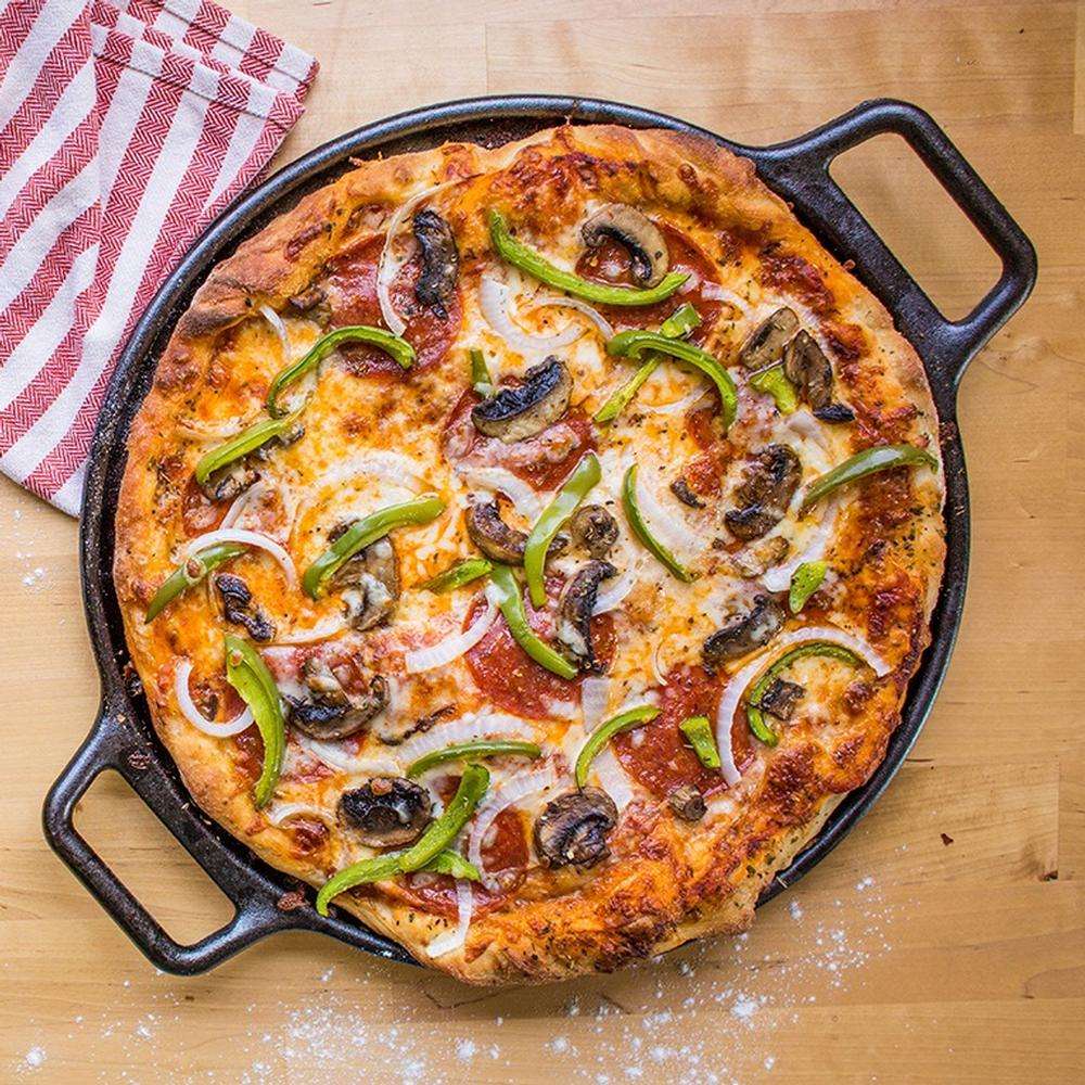 Пицца на чугунной сковороде пазл онлайн