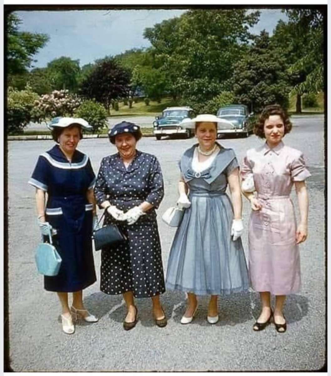 Joyeuses Pâques de la part de quelques dames du début des années 1950. puzzle en ligne