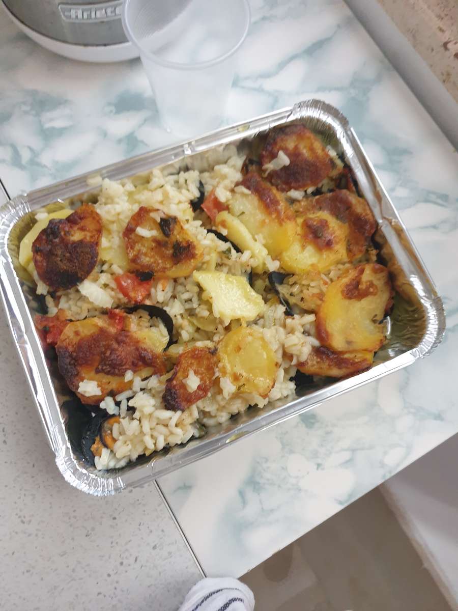 Типова страва Таранто: рис, картопля та мідії. онлайн пазл