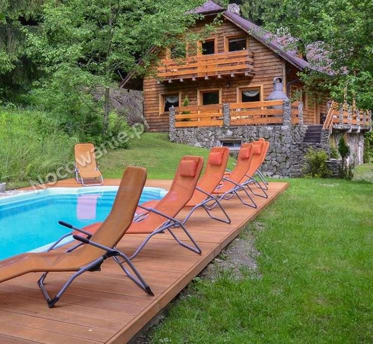 Casa con piscina en la montaña rompecabezas en línea