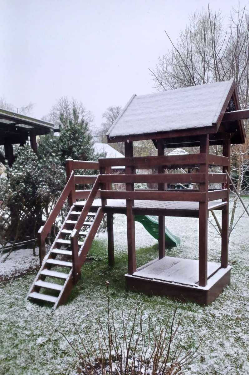 Im Garten fiel Schnee Online-Puzzle