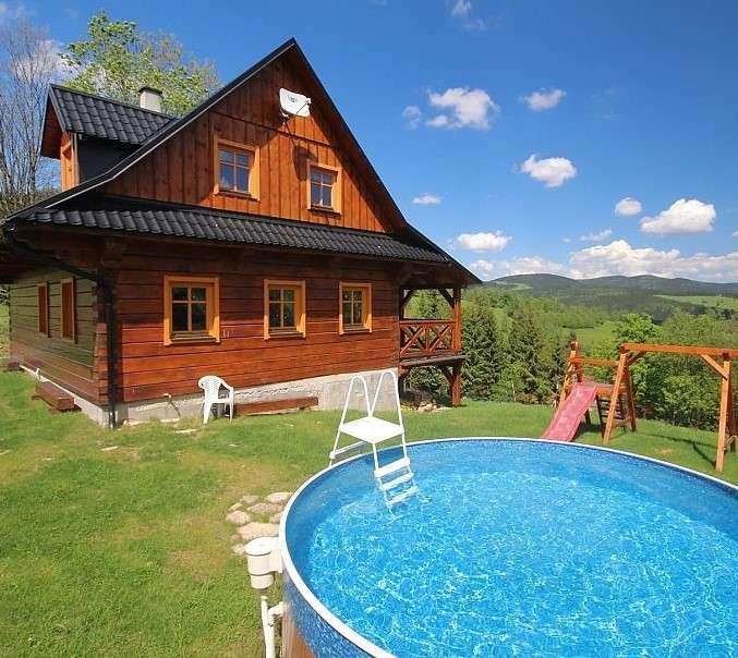 Holzhaus mit Swimmingpool in den Bergen Online-Puzzle