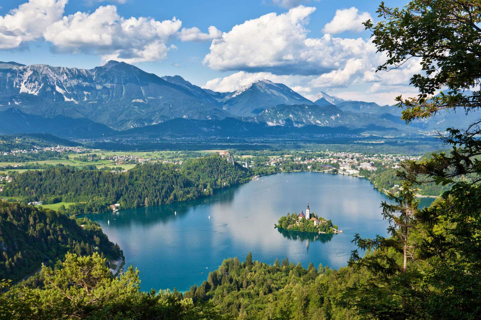 Blick auf den Bleder See in Slowenien Online-Puzzle