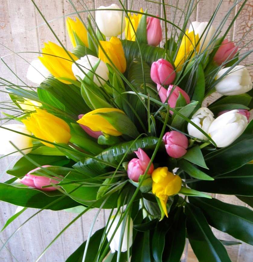 Un ramo de tulipanes coloridos. rompecabezas en línea