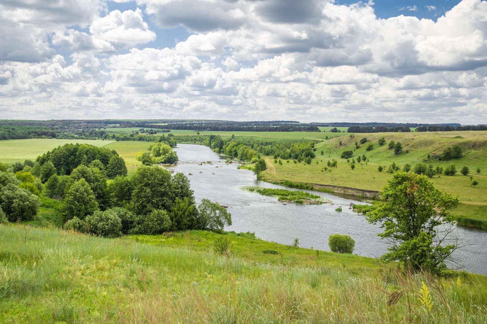 Wunderschöner Fluss in Weißrussland Puzzlespiel online