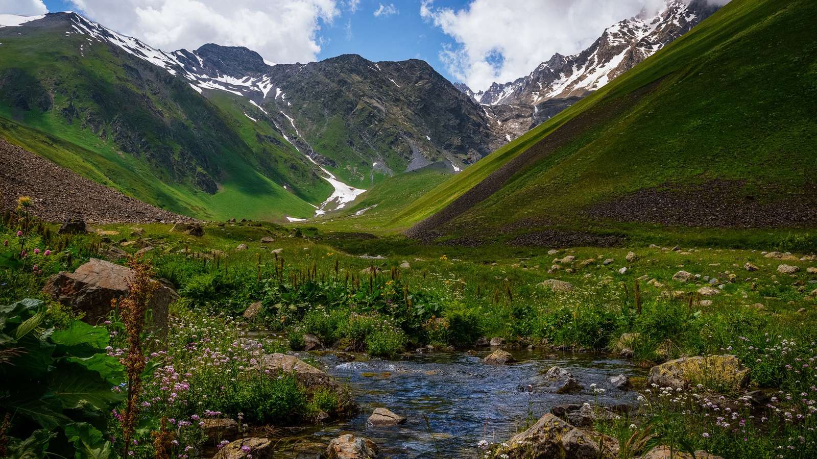 Beautiful stream in Siberia online puzzle
