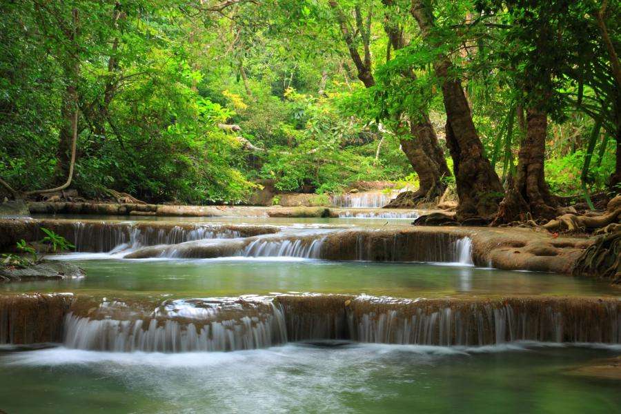 Wunderschöner Wasserfall in Asien Online-Puzzle