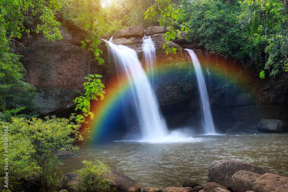 Wunderschöner Wasserfall in Asien Puzzlespiel online
