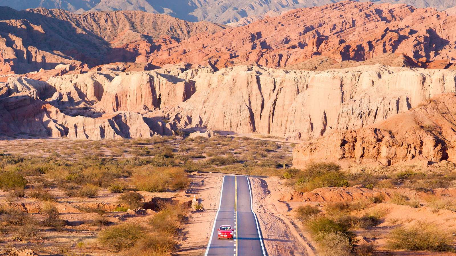 Дорога посреди пустыни онлайн-пазл
