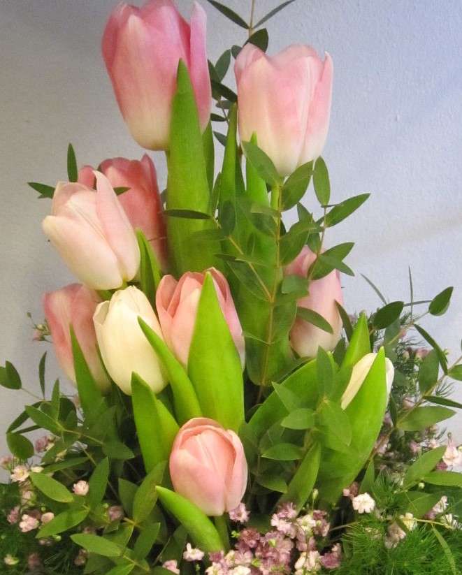 Růžové tulipány v kytici skládačky online