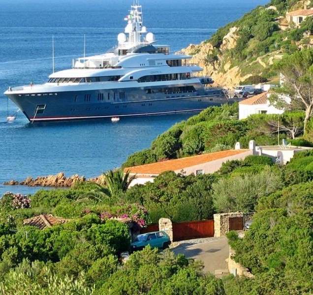 Yacht vor der Küste Sardiniens Puzzlespiel online