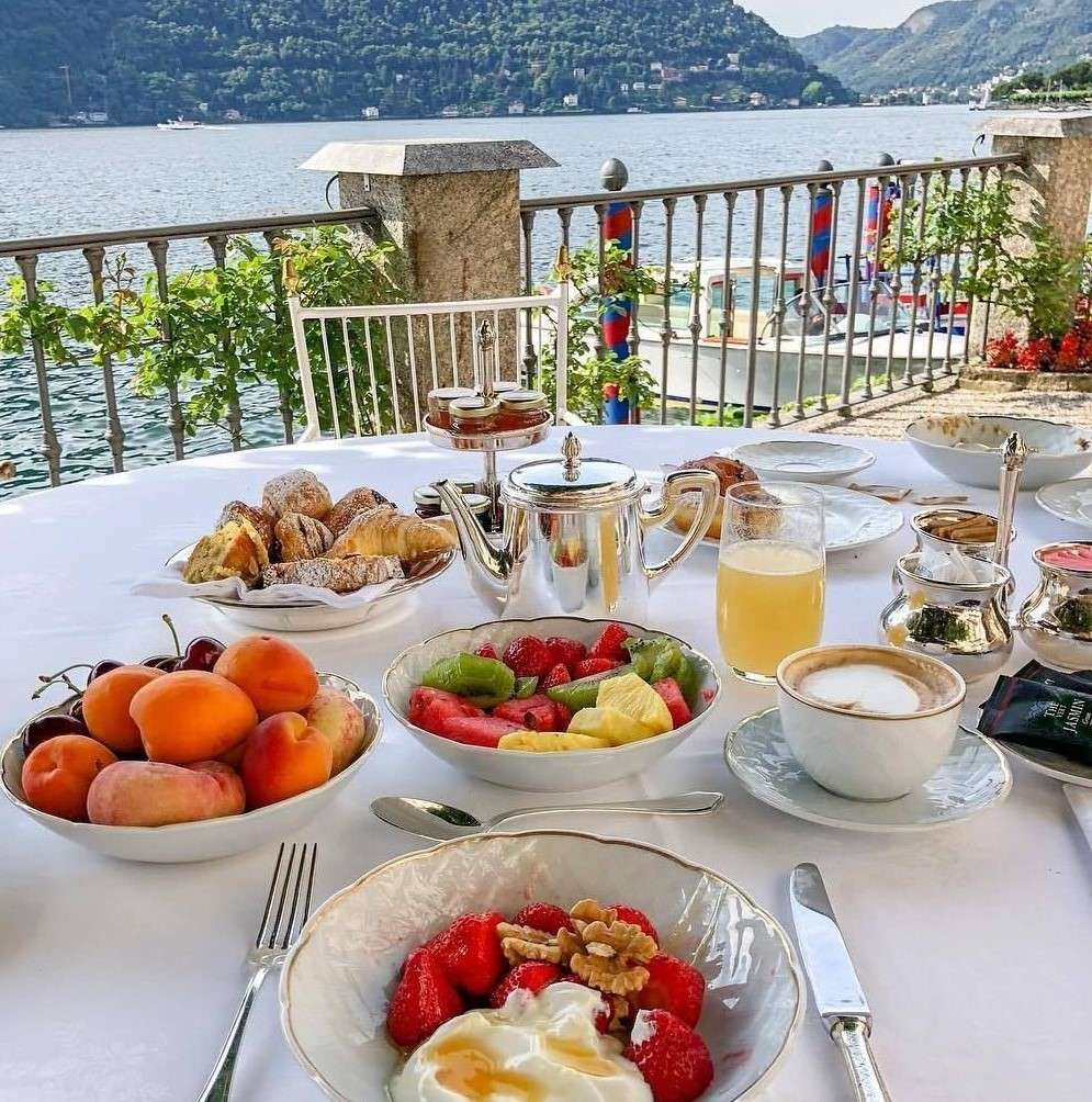 Café da manhã no terraço do Lago Como quebra-cabeças online