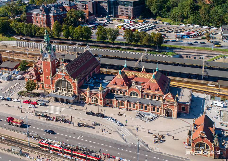 Вокзал в Гданьске с высоты птичьего полета пазл онлайн
