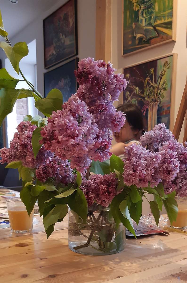 bouquet de lilas dans un vase en verre puzzle en ligne