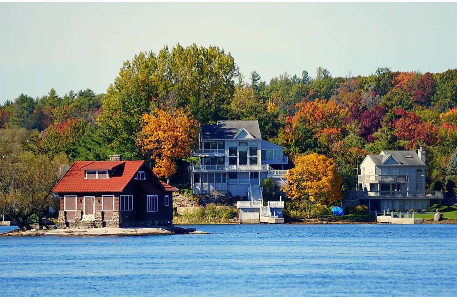 Къщи край езерото през есента. онлайн пъзел