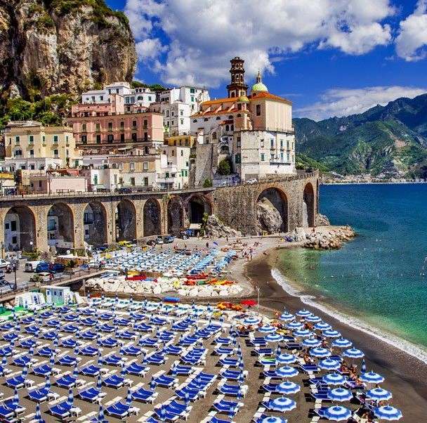Beach with hotel in Sorrento online puzzle