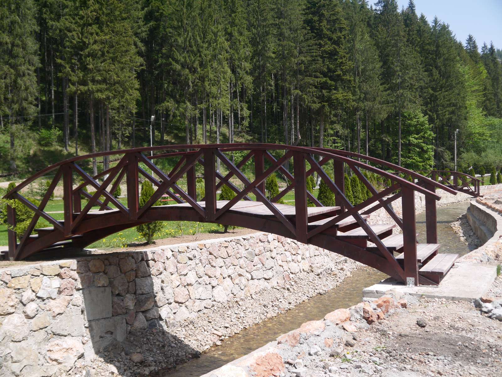 Пешеходен мост със стълби онлайн пъзел