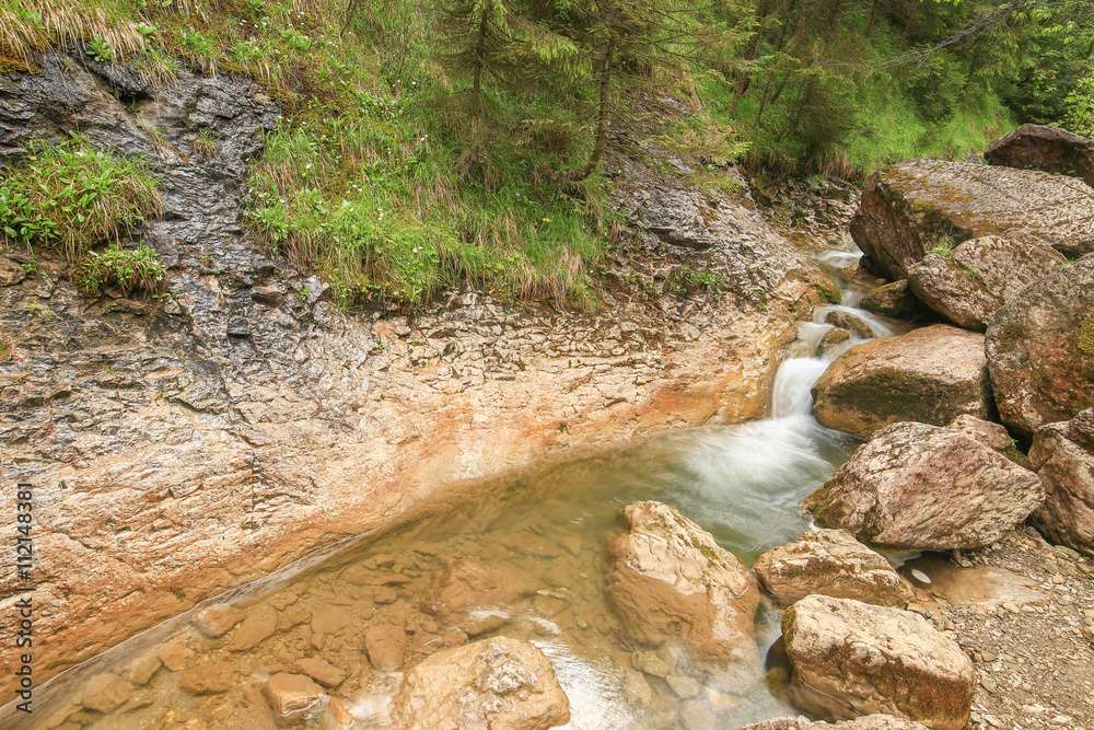 Malý vodopád v pohoří Pieniny online puzzle