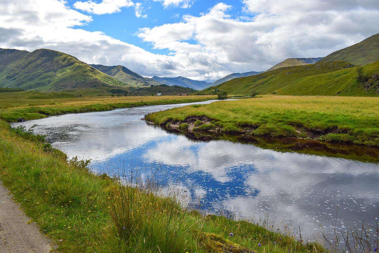 Ein malerischer Fluss in Schottland Online-Puzzle