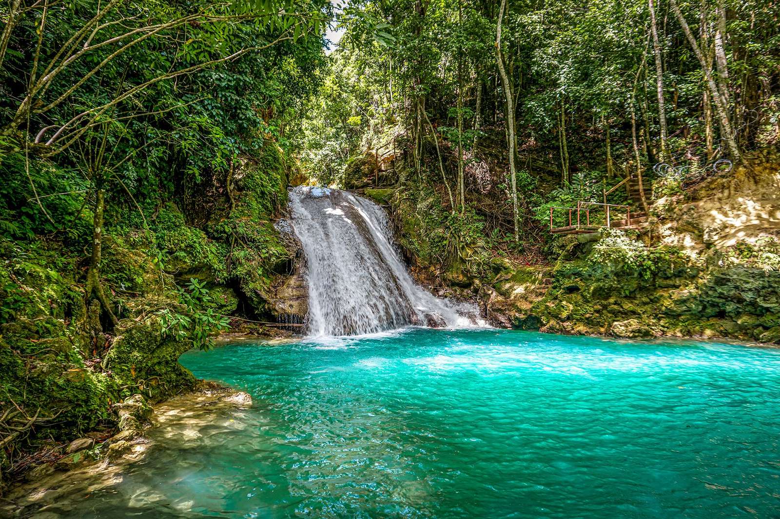 Ein wunderbarer Wasserfall in Jamaika Puzzlespiel online