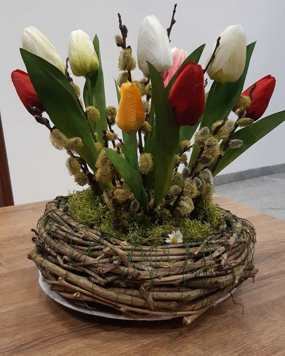 dekoration i en korg med tulpaner Pussel online