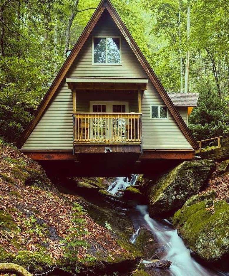 Maison au bord d'un ruisseau dans la forêt puzzle en ligne